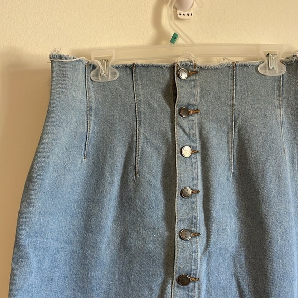 NWT Denim Skirt PLT PrettyLittleThing 10 Blue Fray High Button Jean Edgy Casual - Picture 4 of 14